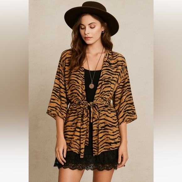 VICTORIA’S SECRET | Animal Print Robe Kimono - Picture 11 of 14